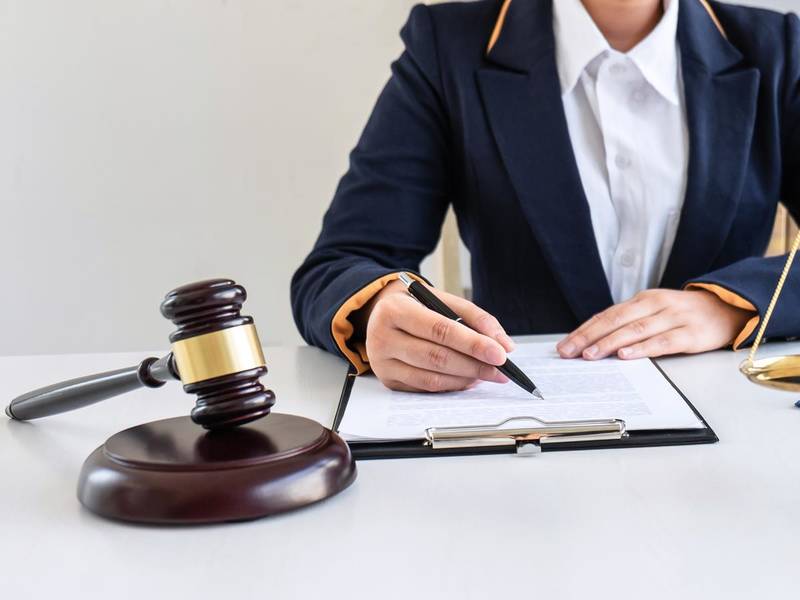 上海工伤赔偿律师视角：公司外包劳务工人受伤的责任归属探究